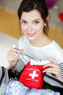 Préparation de la trousse de secours de voyage d'une femme diabétique