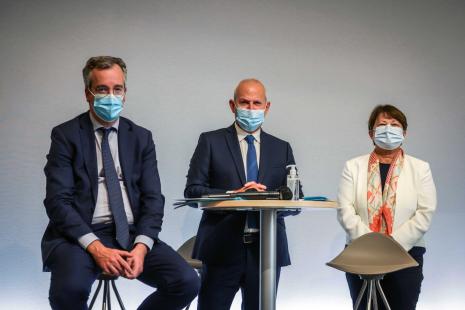 Thomas Fatôme, directeur général de l'assurance-maladie, Jérôme Salomon, directeur général de la Santé et Geneviève Chêne, directrice de Santé publique France présentent la campagne de vaccination antigrippale 2021-2022.