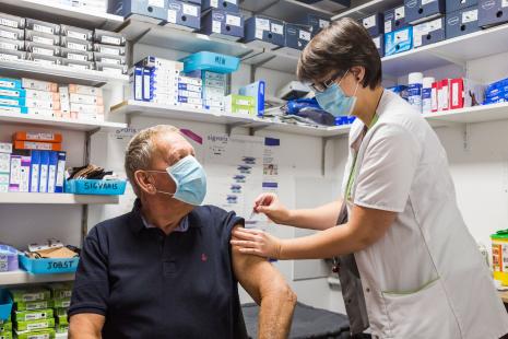 Depuis le 7 novembre, les pharmaciens sont autorisés à administrer 11 vaccins sur prescription médicale