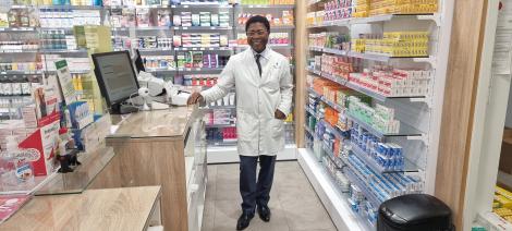 Robert Sidje dans sa pharmacie de Melun
