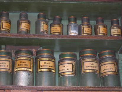 Série de pots avec étiquettes à la feuille d'or, XIXe siècle