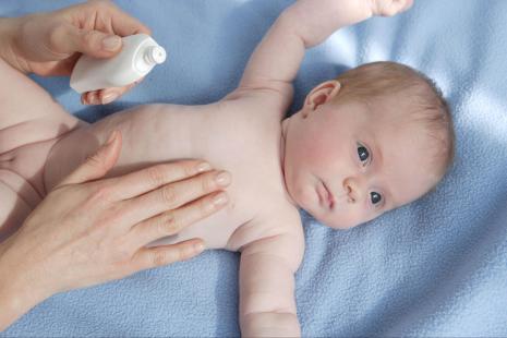 plus fragile car plus fine que celle de l’adulte, la peau de bébé est aussi plus sensible aux...