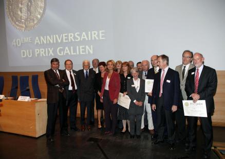 Lauréats, jury et organisateurs autour de la ministre de la Recherche